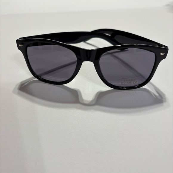 The Gag Circular Tinted Ful
Rimmed Sunglasses - Picture 2 of 4